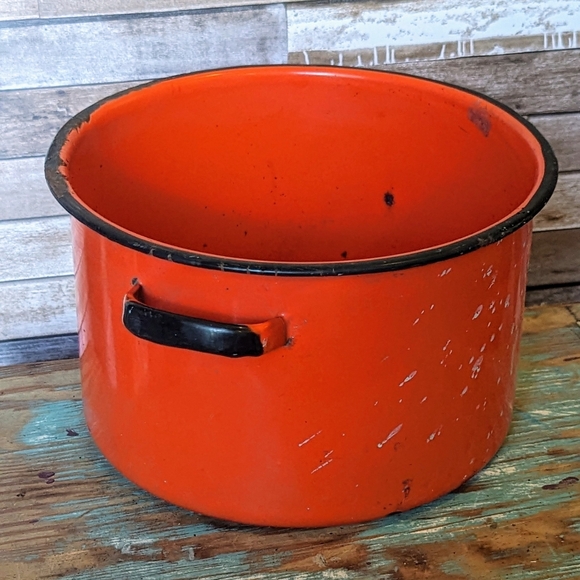 Vintage Tomato Red Enamel 9 1/3" Diameter Pot - Picture 9 of 13